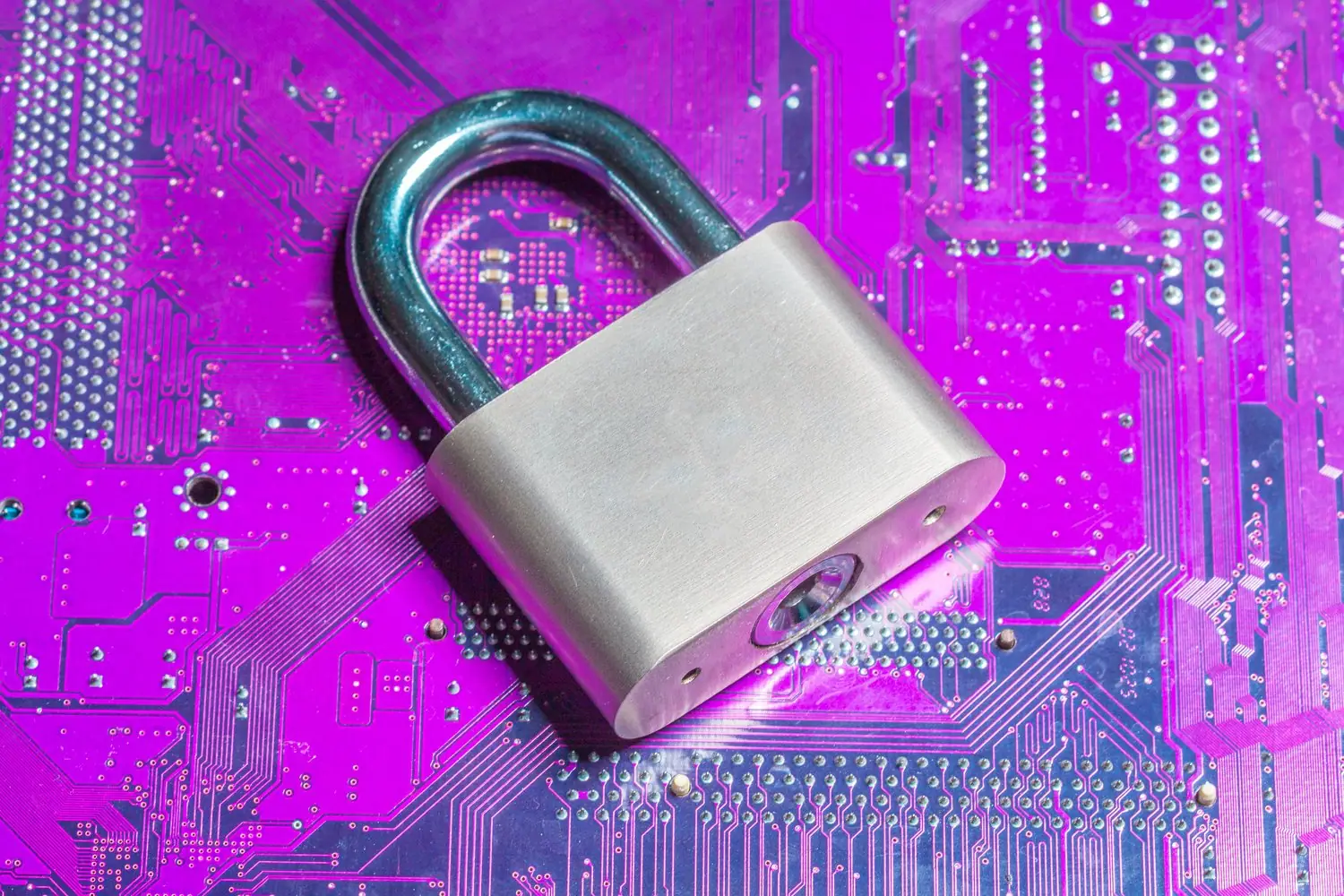 Jak zabezpieczyć firmę przed cyberatakami: Podstawowe zasady bezpieczeństwa