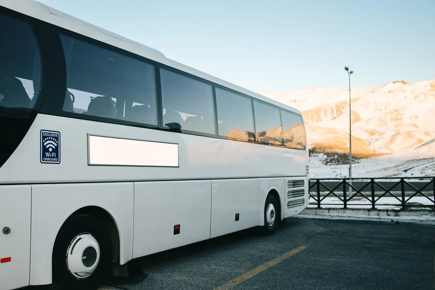 Autokar to najlepsza opcja transferu grupowego na lotnisko z Legnicy